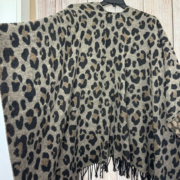 Banana Republic Leopard Wool blend poncho OS - Picture 6 of 9